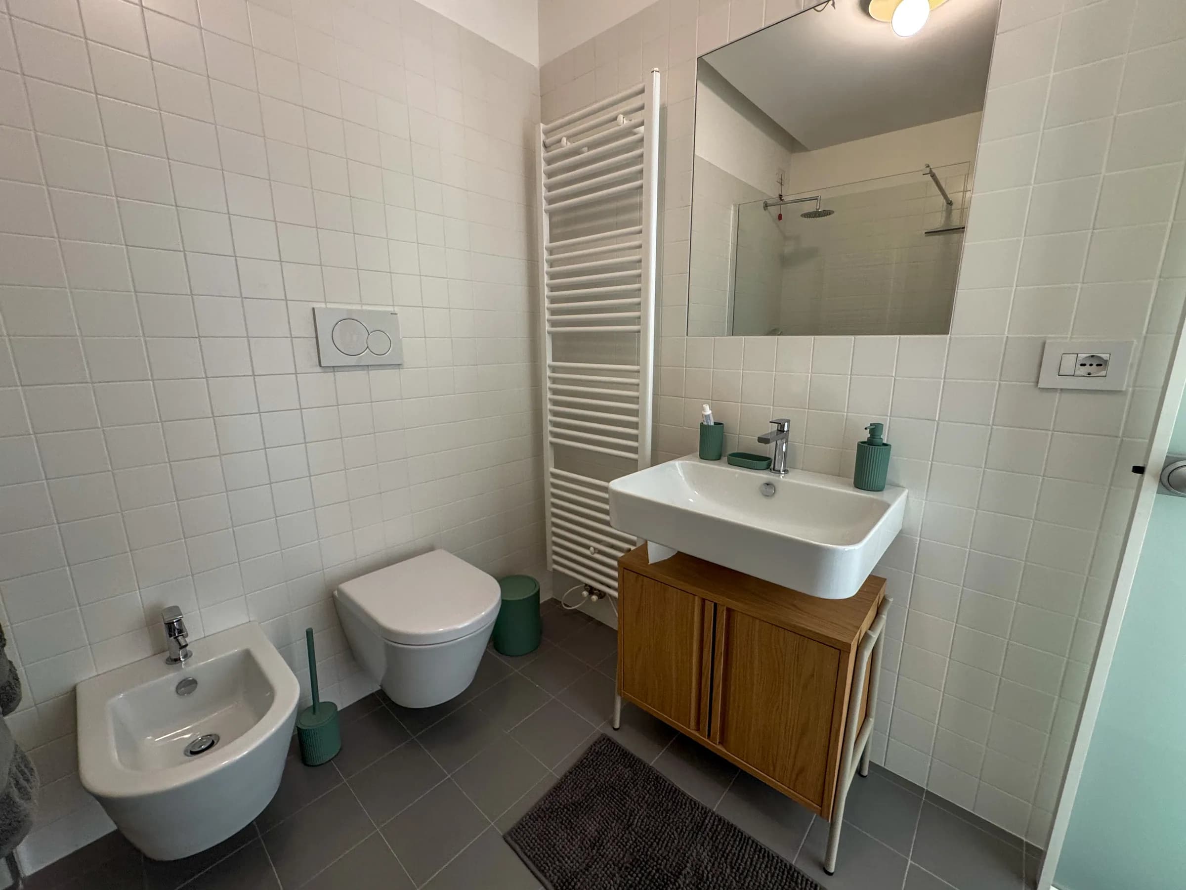 Bagno con lavabo e specchio