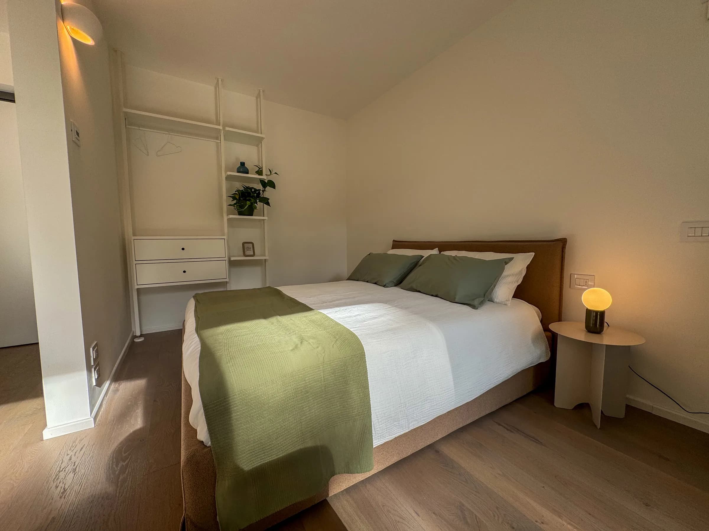 Camera da letto con letto matrimoniale e luce naturale