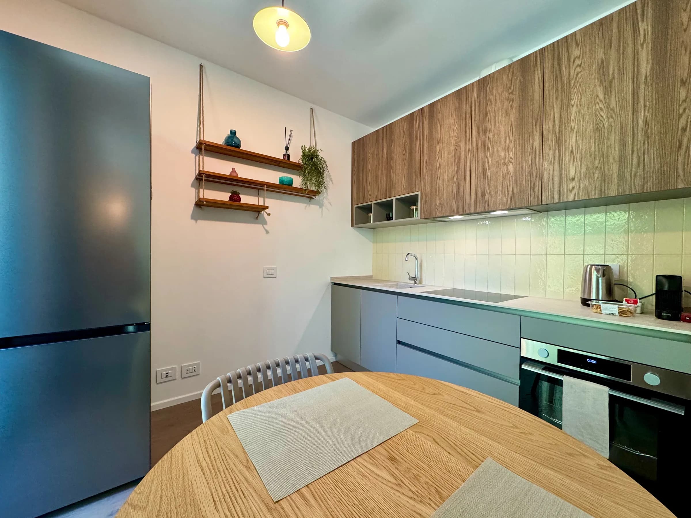 Cucina vista dal tavolo da pranzo
